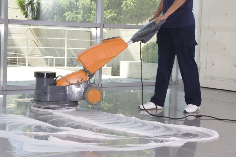 Mitarbeiter von Bavaria Cleaning reinigt Boden im Zuge der Grundreinigung