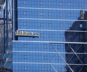 Mitarbeiter von Bavaria Cleaning führen Glasreinigung an Fassade eines Hochhauses durch