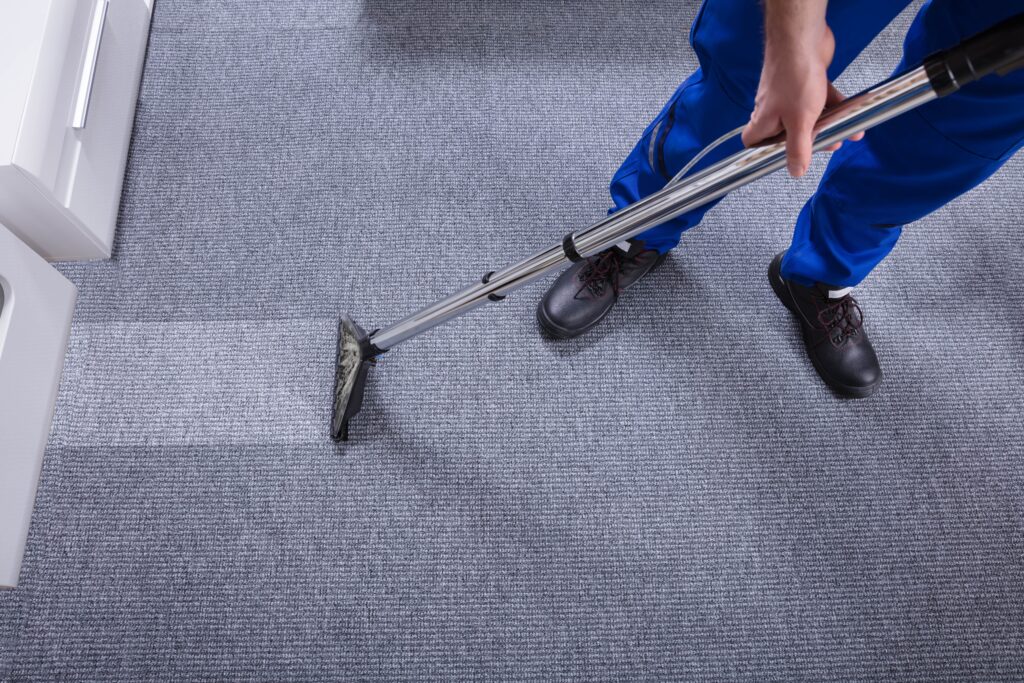 Mitarbeiter von Bavaria Cleaning reinigt im Zuge der Unterhaltsreinigung einen Teppichboden