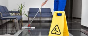 Mitarbeiter von Bavaria Cleaning bei der Unterhaltsreinigung eines Büros