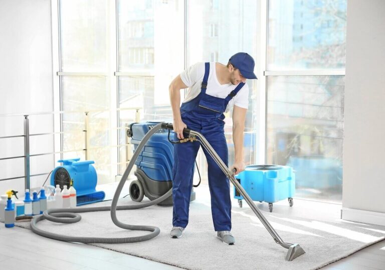 Mann reinigt Teppich