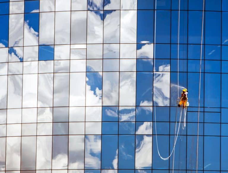 Die Bedeutung der Glasreinigung für ein strahlendes Erscheinungsbild von Bürogebäuden in München