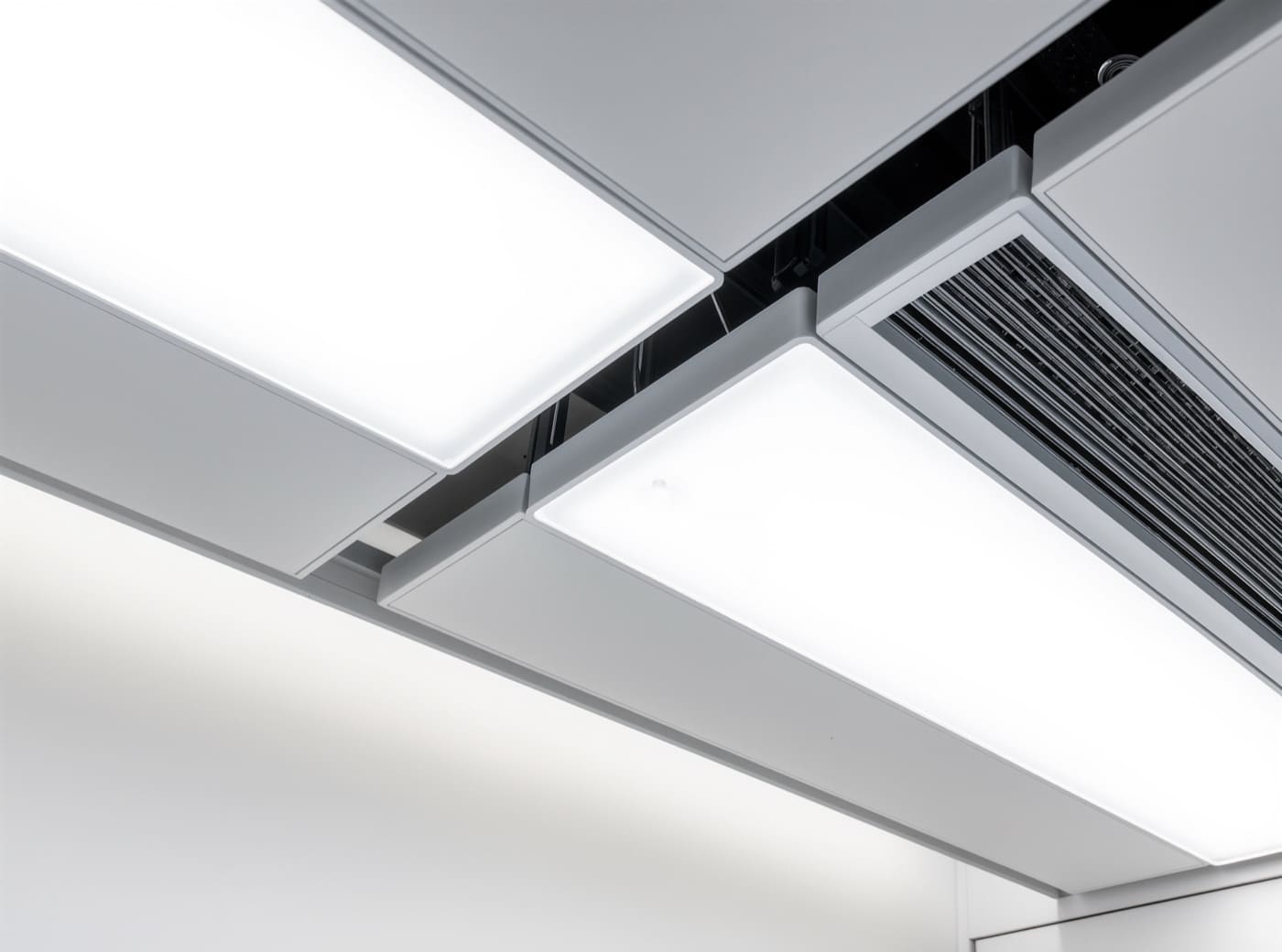 Saubere LED-Deckenleuchten und staubfreies Lüftungsgitter im Büro